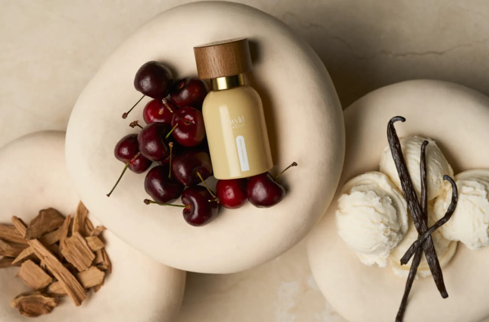 Cashmere Crème mit Kirschen, Vanilleeis und Sandelholzspänen