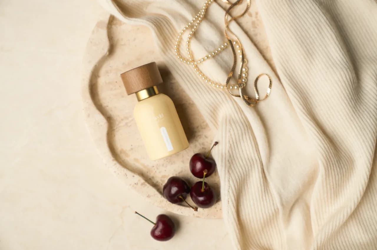 Cashmere Crème auf hellem Strick mit Kirschen