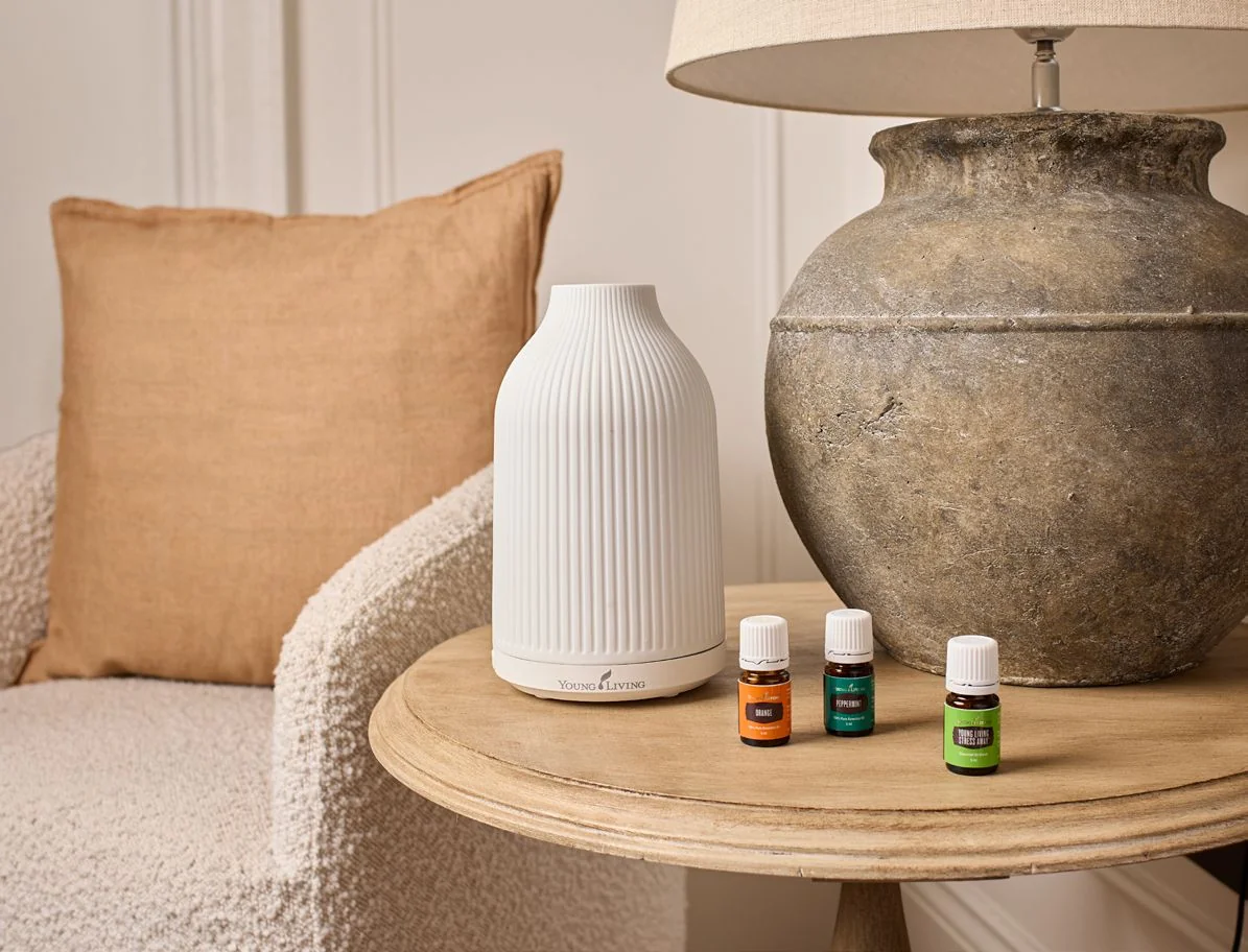 Young Living Diffuser mit ätherischen Ölen auf einem Beistelltisch