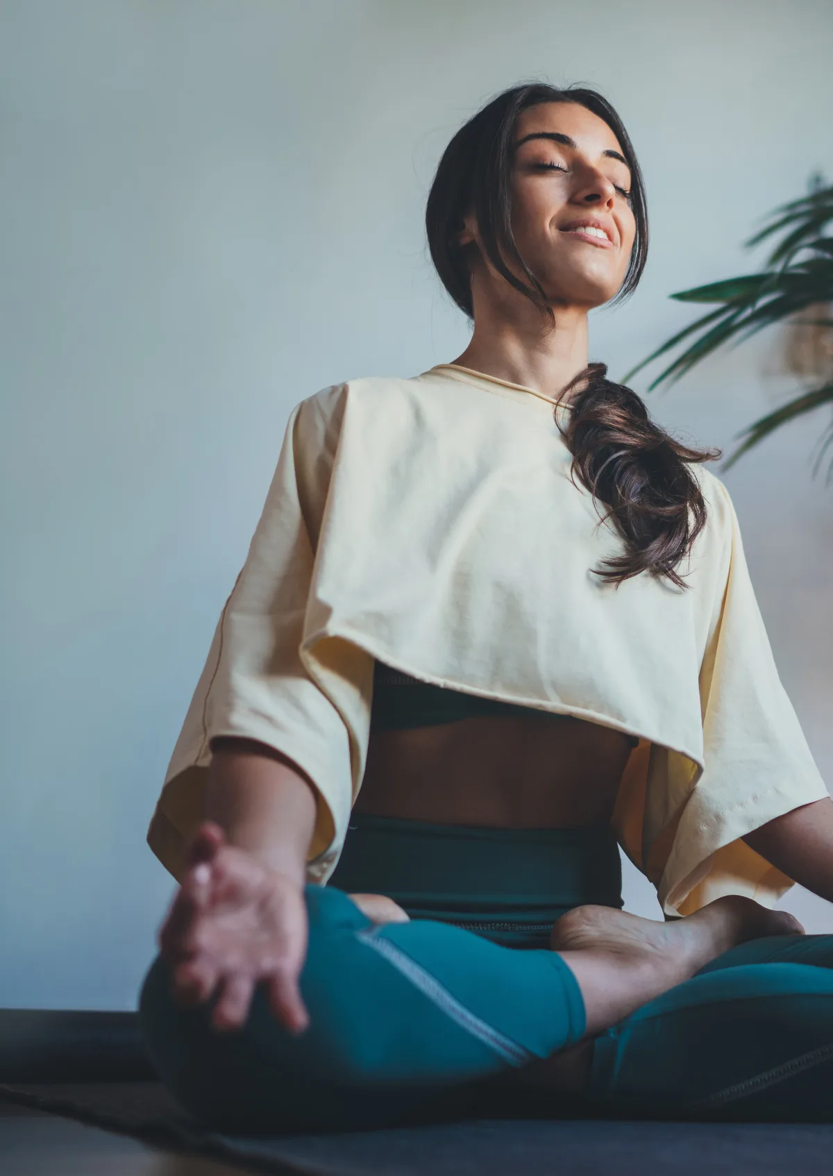 Frau bei Yoga und Meditation – Fokus und Konzentration mit ätherischen Ölen